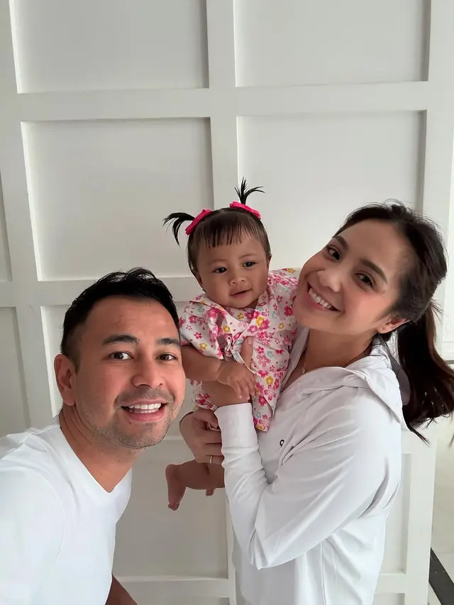 Potret Menggemaskan Baby Lily dengan Raffi Ahmad dan Nagita Slavina, Fotogenik Abis (credit: instagram/raffinagita1717)