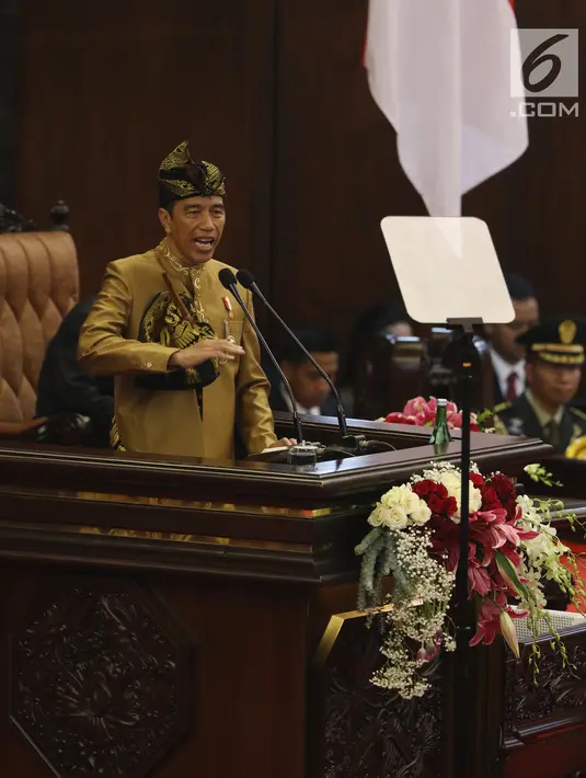 Presiden Joko Widodo dengan baju adat suku Sasak NTB menyampaikan pidato kenegaraan dalam Sidang Bersama DPD-DPR di Kompleks Parlemen, Senayan, Jakarta, Jumat (16/8/2019). Setelah sidang tahunan MPR 2019 berakhir, agenda berlanjut ke sidang bersama DPD-DPR. (Liputan6.com/Johan Tallo)