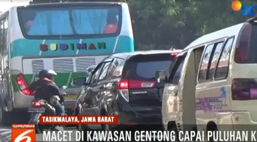 Siang tadi tadi, arus kendaraan yang menuju ke arah Bandung dan Jakarta, sudah terjebak kemacetan.