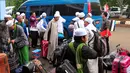 Sejumlah WNI yang dievakuasi dari Yaman menunggu bus untuk diberangkatkan ke kampung halamannya masing-masing, di Lanud Halim Perdanakusuma, Jakarta, Senin (13/4/2015). (Liputan6.com/Yoppy Renato)