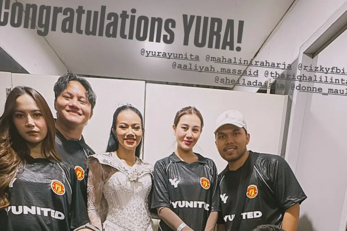 Gaya Kompak Vidi Aldiano, Aaliyah Massaid, hingga Mahalini Pakai Jersey "Yunited" saat Nonton Konser Yura Yunita