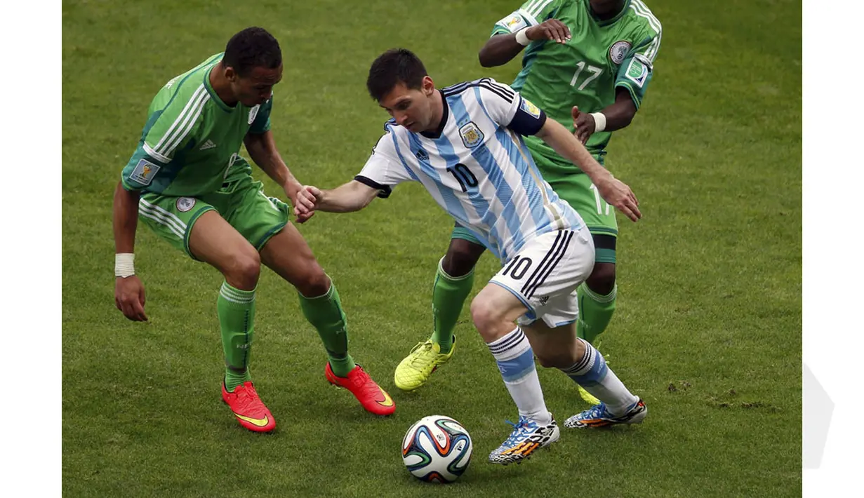 Kapten Timnas Argentina, Lionel Messi (tengah) mencoba melewati hadangan dua pemain Nigeria, Peter Odemwingie (kiri) dan Ogenyi Onazi, di laga penyisihan Piala Dunia 2014 Grup F di Stadion Beira Rio, Brasil, (25/6/2014). (REUTERS/Marko Djurica)