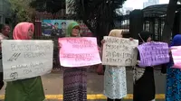 Emak-emak meminta pihak polisi membebaskan mahasiswa dan pelajar yang masih diamankan. (merdeka.com/Ronald Chaniago)