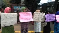 Emak-emak Gelar Aksi Minta Polisi Pulangkan Pelajar Pendemo di Gedung DPR