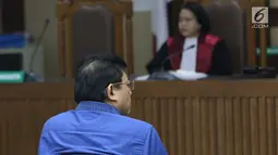 Terdakwa dugaan merintangi proses penyidikan KPK, Lucas saat mengikuti sidang pembacaan tuntutan oleh JPU KPK di Pengadilan Tipikor, Jakarta, Rabu (6/3). Lucas dituntut 12 tahun penjara dan denda Rp 600 juta. (Liputan6.com/Helmi Fithriansyah)
