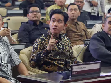 Wakil Presiden terpilih 2024-2029, Gibran Rakabuming Raka (tengah depan) menghadiri gladi bersih pelantikan Presiden dan Wakil Presiden di Gedung Nusantara, Kompleks Parlemen, Senayan, Jakarta, Sabtu (19/10/2024). (Liputan6.com/Herman Zakharia)