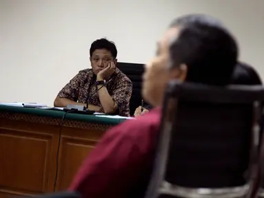 Persidangan dengan terdakwa Machfud Suroso (kiri) kembali digelar di Pengadilan Tipikor, Jakarta, Senin (9/2/2015). (Liputan6.com/Faisal R Syam)
