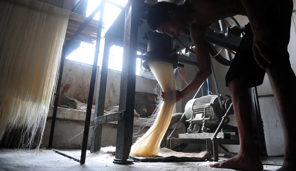 Pekerja India saat membuat bihun pada proses pembuatan Sheerkhorma di Allahabad, 16 Juni 2016. Sheerkhorma biasa dimasak menggunakan kurma, susu, serta buah-buahan kering dan menjadi seperti sup buah. (AFP PHOTO/SANJAY Kanojia)