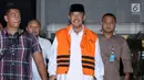 Bupati Bandung Barat, Abubakar (kedua kanan) bersiap keluar dari gedung KPK usai menjalani pemeriksaan, Jakarta, Kamis (12/4). KPK resmi menahan Abubakar sebagai tersangka kasus dugaan suap di Pemkab Bandung Barat. (Liputan6.com/Helmi Fithriansyah)