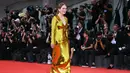 <p>Gaun tersebut dipadukan Julianne Moore dengan sepatu hak tinggi berwarna perak. (Alberto PIZZOLI / AFP)</p>