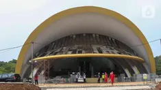 Pekerja menyelesaikan revitalisasi keong emas di Taman Mini Indonesia Indah (TMII), Jakarta Timur, Selasa (12/7/2022). Progres revitalisasi Taman Mini Indonesia Indah (TMII) secara fisik telah mencapai sekitar 70 hingga 80 persen dan ditargetkan rampung bulan ini. (Liputan6.com/Herman Zakharia)