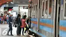 Penumpang kereta menaiki kereta di stasiun Jakarta Kota, Senin (21/12). Sementara, untuk keberangkatan dari stasiun Tanjung Priok, KA 2319, berangkat pukul 12.30 WIB, KA 2323, pukul 13.55 WIB dan KA 2331, pukul 16.30 WIB. (Liputan6.com/Yoppy Renato)