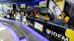 Sejumlah atlet E-Sports berkompetisi dalam ajang Lenovo Legion IDFM 2025 yang berlangsung di Sentinel Cyber Arena, Jakarta Timur, Minggu (23/02/2025). (Bola.com/Bagaskara Lazuardi)