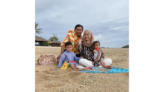 Hamil Anak Ketiga, Ini 6 Momen Kebersamaan Nina Zatulini dengan 'Keluarga Kecilnya'