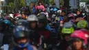 Pemudik sepeda motor gratis mengantre naik kapal di Pelabuhan Tanjung Priok, Jakarta, Rabu (13/6). Pada program mudik gratis ke Semarang ini kuota penumpang yang berangkat sebanyak 11.938 pemudik dan 5.555 motor. (Merdeka.com/imam buhori)