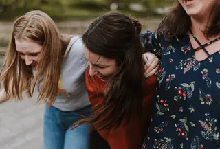 Menyiapkan remaja menghadapi tekanan teman sebaya, memastikan keamanan fisik, emosional, dan psikologis anak remaja. (Foto: Unsplash/Priscilla du Preez)