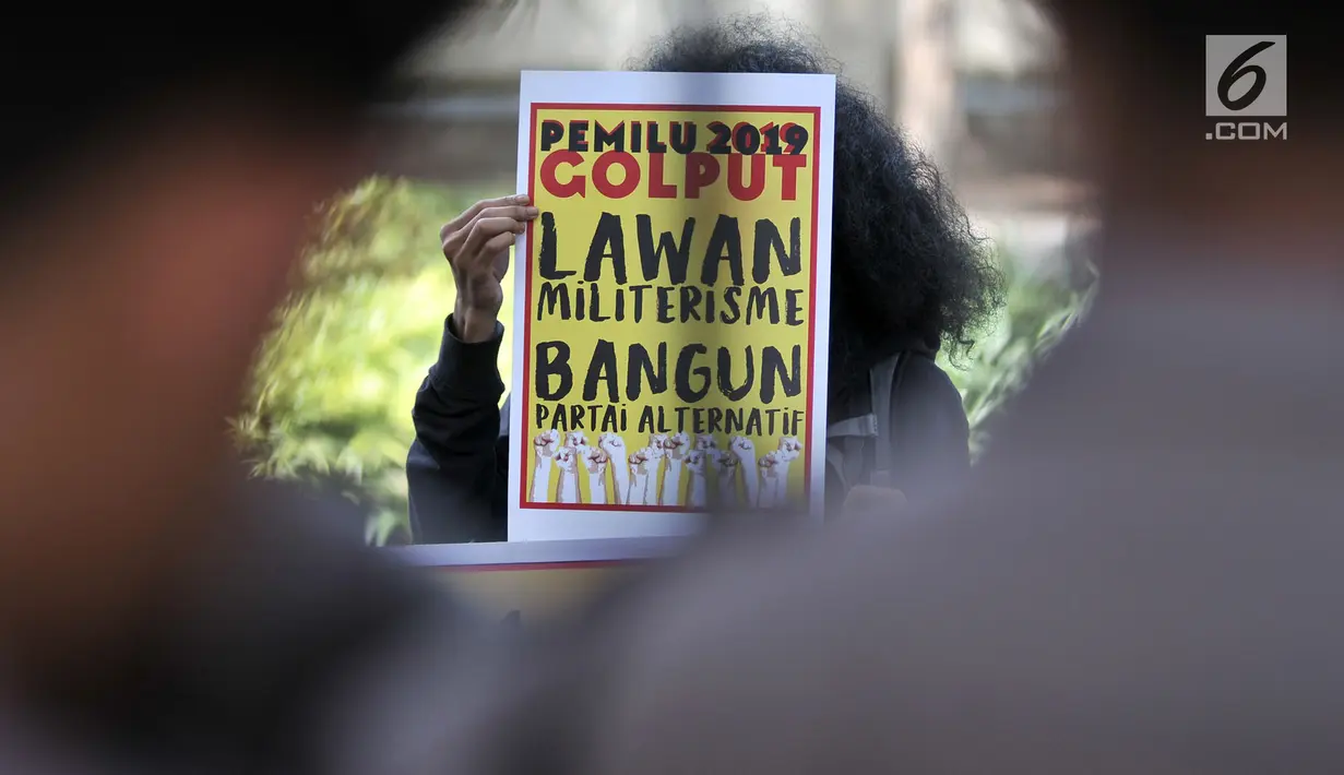 Massa yang tergabung dalam Pusat Perjuangan Mahasiswa untuk Pembebasan Nasional menggelar aksi di depan Kantor KPU Pusat, Jakarta, Minggu (17/2). Massa menyatakan sikap Golput dan bangun kekuatan politik alternatif. (merdeka.com/Iqbal S Nugroho)
