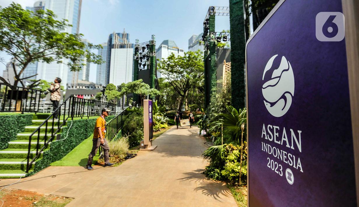 Ada pula sebuah ruang pertemuan berdinding dan beratap kaca, bernama Rumah Kaca Melati. Lewat pengelolaan tata cahaya lampu yang apik, suasana Hutan Kota GBK di malam hari menyuguhkan tampilan nan eksotis. (Liputan6.com/Faizal Fanani)