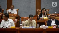 Menteri Pendidikan dan Kebudayaan, Nadiem Makarim (tengah) mengikuti Rapat Kerja dengan Komisi X DPR di kompleks Parlemen, Senayan, Jakarta, Kamis (20/2/2020). Rapat membahas anggaran tahun 2020 dan seputar isu terkait Pembayaran SPP lewat layanan Gopay. (Liputan6.com/Johan Tallo)