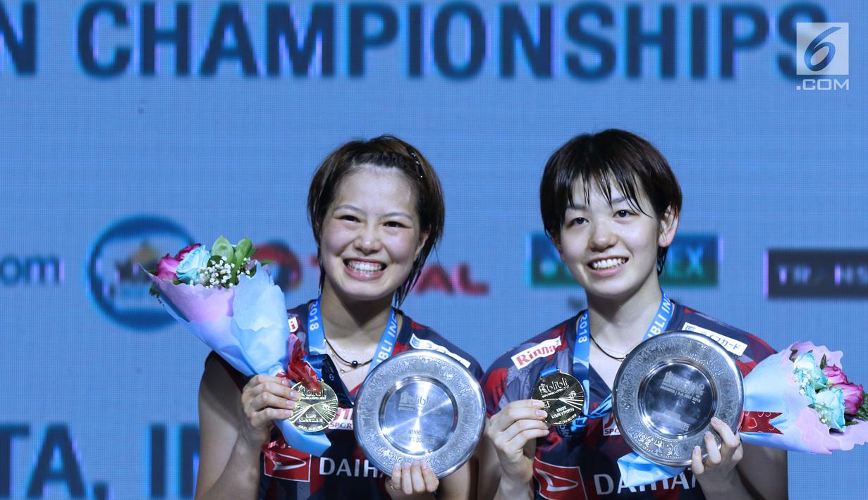 Ganda putri Jepang, Yuki Fukushima/Sayaka Hirota usai mengalahkan Mayu Matsumoto/Wakana Nagahara di Final Indonesia Open 2018 di Istora GBK, Jakarta, Minggu (8/7). Yuki/Sayaka menang 21-14, 16-21, 21-14. (Liputan6.com/Helmi Fithriansyah)
