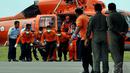 Dua jenazah penumpang pesawat AirAsia QZ8501 tiba di Lanud Iskandar, Pangkalan Bun, Kalteng, Rabu (31/12/2014). (Liputan6.com/Miftahul Hayat) 