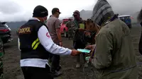 Polres Probolinggo bagikan masker di kawasan wisata Gunung Bromo (Dian Kurniawan/Liputan6.com)