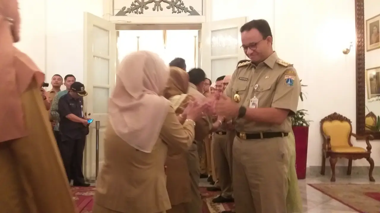 Hari pertama masuk kerja usai libur lebaran, Gubernur DKI Jakarta Anies Baswedan menggelar Halal Bihalal di Balai Kota DKI. (Liputan6.com/Ika Defianti)