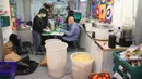 Para staf Food For All mempersiapkan makanan untuk tunawisma di London, Inggris, Selasa (31/3/2020). Pemerintah Inggris terus berupaya memerangi wabah corona COVID-19, sementara komunitas hingga badan amal berusaha menyediakan makanan bagi kelompok masyarakat paling rentan. (Xinhua/Tim Ireland)
