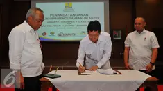 Basuki Hadimuljono menyaksikan penandatangan kerjasama Tol Jakarta-Cikampek dan Tol Krian-Legundi-Bunder-Manyar di Jakarta, Senin (5/12). Sementara tol KLBM dengan panjang 38,29 km terbagi menjadi empat seksi. (Liputan6.com/Angga Yuniar)