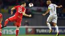 Duel pemain Wales, Sam Vokes (kiri) dan pemain Georgia, Jaba Kankava pada kualifikasi Piala Dunia 2018 grup D di Boris Paichadze Dinamo Arena, Tbilisi (06/10/2017). Wales menang 1-0. (AFP/Alexander Nemenov)