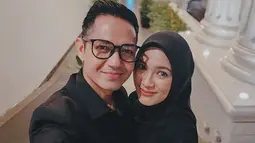 Sebelum berangkat kondangan, Alyssa dan Dude menyempatkan untuk selfie mengabadikan penampilan mereka. Senada dengan Alyssa, Dude tampil dengan setelan jas yang rapi serba hitam. Busana keduanya bisa jadi inspirasi gaya kondangan bersama pasangan. (Liputan6.com/IG/@ichasoebandono)