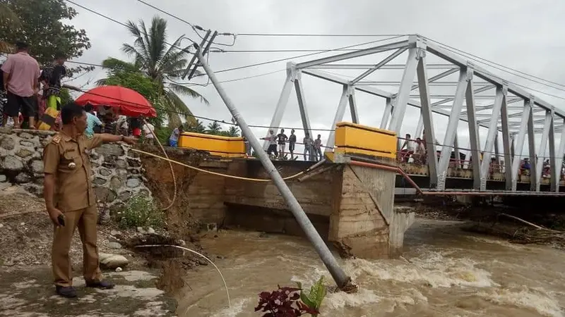 Jalan trans Sulawesi di Desa Mataiwoi Kecamatan Ngapa Kolaka Utara putus usai diterjang banjir