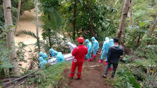 Sebrangi Sungai Ini 7 Potret Perjuangan Satgas Covid-19 Makamkan Jenazah di Kulon Progo