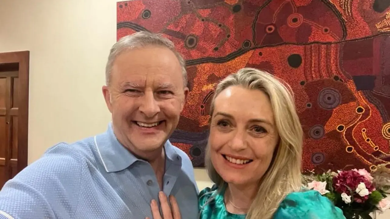 Perdana Menteri Australia Anthony Albanese mengumumkan lamarannya dengan sang kekasih, Jodie Haydon. (Instagram/@albomp)