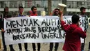 Aksi yang diikuti puluhan anggota Mapala itu mendesak pemerintah untuk segera menghentikan berbagai perusakan hutan di Indonesia, Jakarta, Jumat (12/12/2014). (Liputan6.com/Johan Tallo)