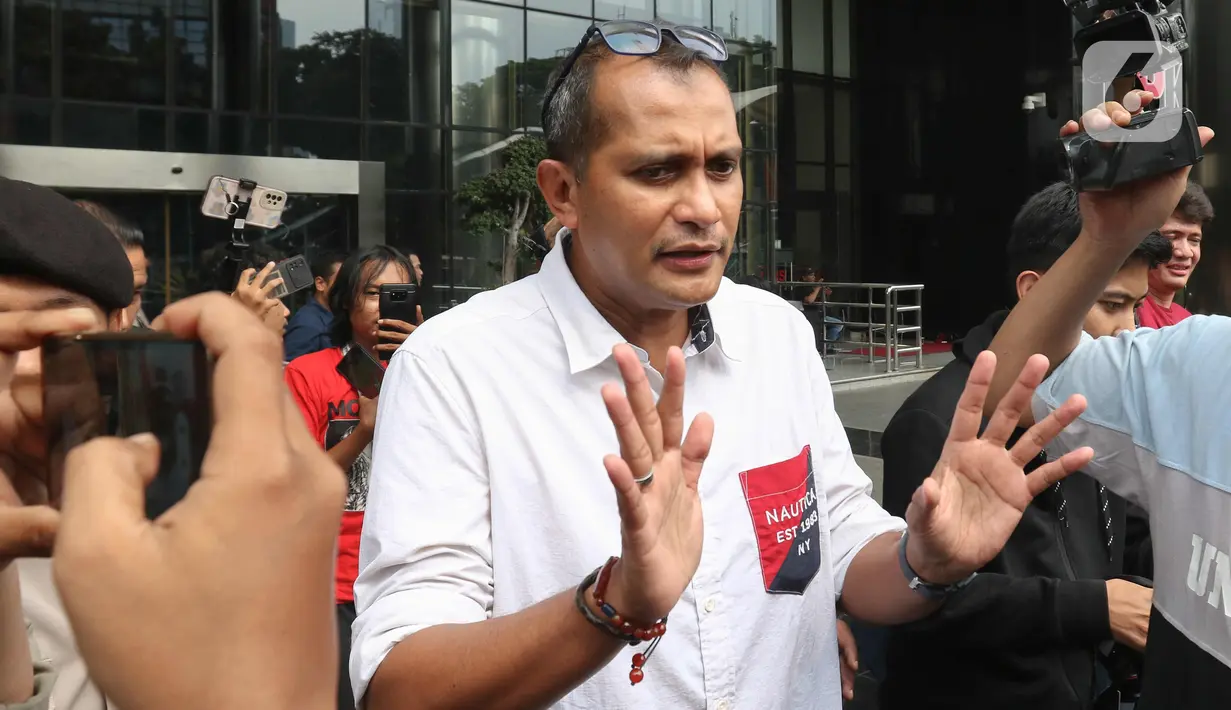 Wamenkumham dilaporkan oleh Ketua Indonesia Police Watch (IPW) Sugeng Teguh Santoso ke KPK.  (Liputan6.com/Herman Zakharia)