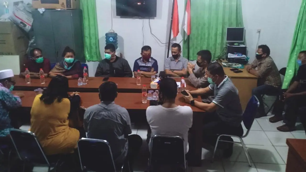 Polis melakukan mediasi antara kelompok warga yang protes dengan warga yang menggelar ibadah di rumah. (Istimewa/Bam Sunulingga)