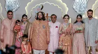 Pernikahan Anant Ambani dan Radhika Merchant berlangsung pada Jumat, 12 Juli 2024 di Mumbai, India. (Dok: Punit PARANJPE / AFP)