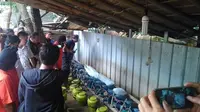 Polisi Gerebek Gudang Pengoplos Gas 12 dan 3 Kg di Bekasi