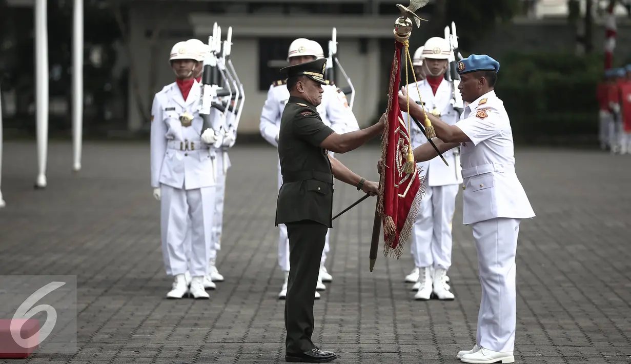 Panglima TNI Jenderal Gatot Nurmantyo memberikan bendera paspampres sebagai tanda pergantian di Jakarta, Rabu (25/5). Brigjen TNI Bambang Suswanto resmi menggantikan Mayor Jenderal Andika Perkasa sebagai Komandan Paspampres. (Liputan6.com/Faizal Fanani)