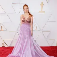 Jessica Chastain pakai gaun ombre berkilauan di karpet merah Oscar 2022. (Gucci).