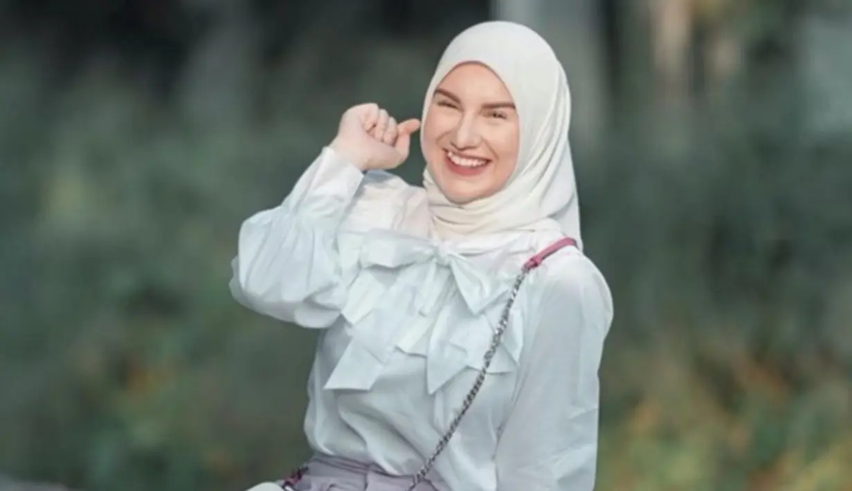 Ibu dua anak ini terlihat begitu berkarisma saat pakai outfit serba putih. Terlebih, Irish Bella tersenyum sangat lepas yang memperlihatkan sisi menawannya. Foto Irish tersenyum ini dipuji warganet cantik dan memesona. (Liputan6.com/IG/_irishbella_)