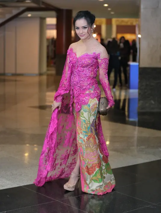 Ririn Ekawati menambahkan setelah kepergian sang suami, fokus mengurus buah hati. Seperti diketahui, Ririn menikah dengan Ferry dikaruniai seorang anak. Sedangkan dari pernikahan dengan Edwin Abeng juga satu Jasmine Salsabila. (Adrian Putra/Bintang.com)