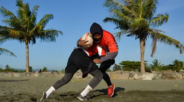 Sejumlah atlet nasional cabang olahraga Rugbi Indonesia mengikuti latihan di pesisir sebuah pantai di Banda Aceh, Aceh, Kamis (2/7/2020). Latihan ini dilakukan untuk persiapan PON Papua dan Sea Games 2021 di Vietnam. (Photo by CHAIDEER MAHYUDDIN / AFP)