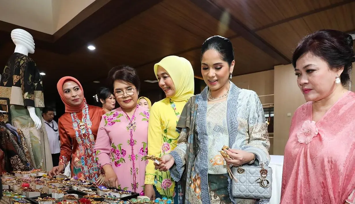 Menyelaraskan penampilan, Annisa Pohan jinjing tas Lady Dior dengan warna biru yang senada. [@annisayudhoyono]