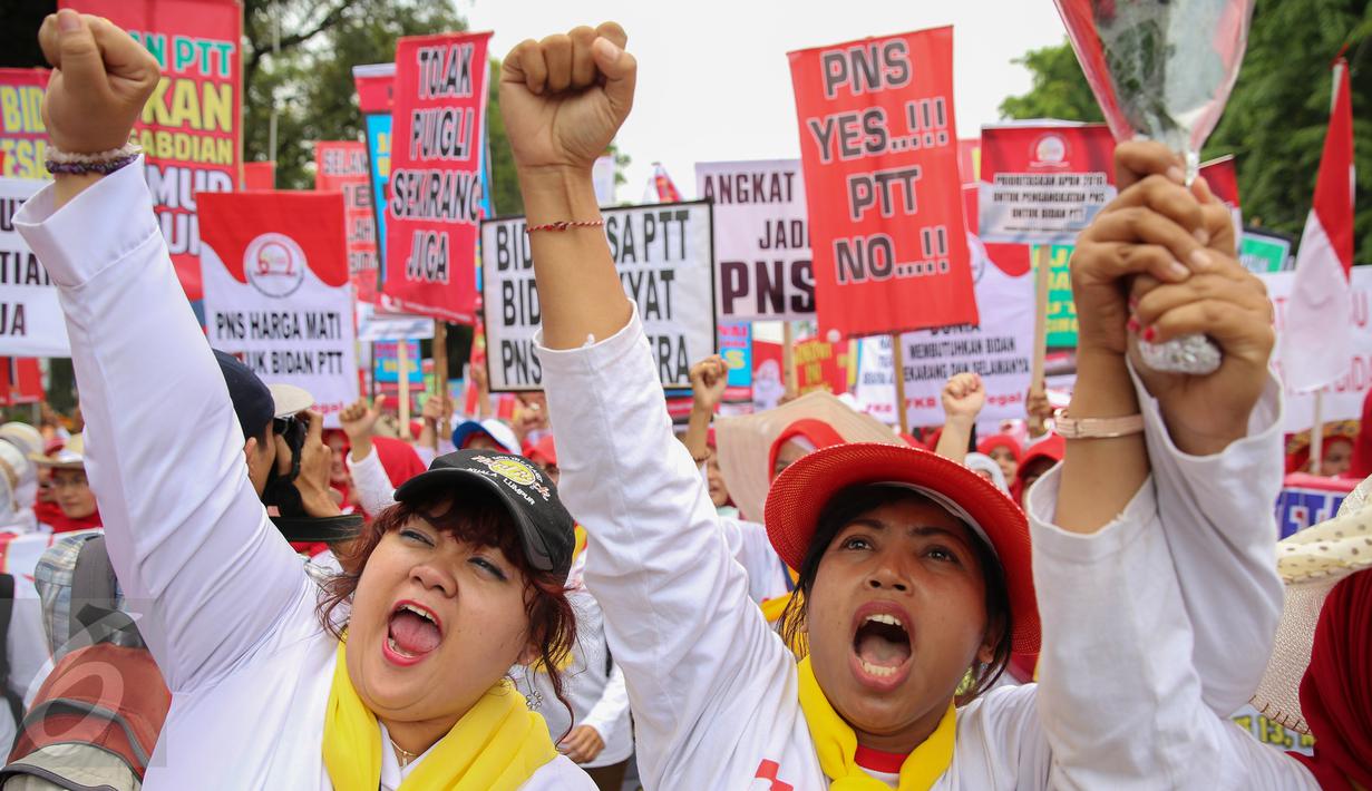 Bidan dari berbagai daerah berorasi saat berunjuk rasa di depan Istana Merdeka, Jakarta, Senin (28/9/2015). Dalam aksinya, mereka menuntut pengangkatan status kepegawaian menjadi pegawai negeri sipil (PNS). (Lipuutan6.com/Faizal Fanani)