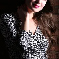 Enak juga jadi Rianti Cartwright, bisa memakan segala namun tubuhnya tetap singset. Apa resepnya? (Foto:M.Akrom/bintang.com)