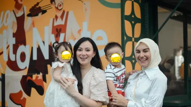 6 Potret Persahabatan Artis Beda Agama, Tetap Hangat hingga Belasan Tahun