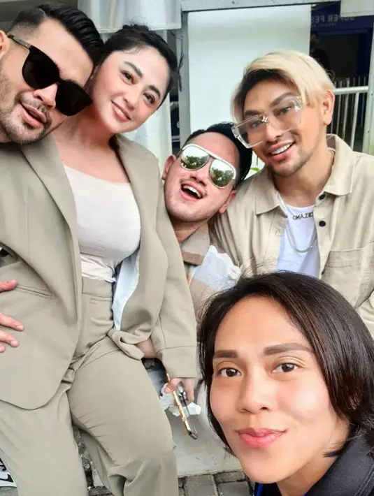 Potret Kedekatan Dewi Perssik dan Rian Ibram (Sumber: Instagram/rianibram)