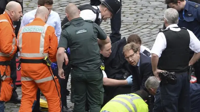 Aksi politisi Tobias Ellwood berusaha menyelamatkan polisi yang jadi korban teror Inggris